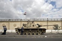 هيئة المحكمة التي تحاكم مرشد الاخوان ونائبيه في مصر تتنحى مجددًا 