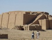 وفد من الفاتيكان يقيم قداسا في مدينة اور الاثرية جنوب العراق 