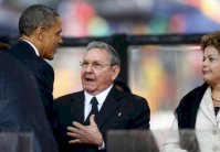 البيت الابيض يرد على انتقادات الجمهوريين للمصافحة بين اوباما وكاسترو 