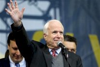 السيناتور الأميركي ماكين يقتحم ساحات أوكرانيا 