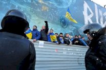 مئتا الف أوكراني موال لاوروبا يتجمعون في ساحة الاستقلال