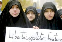 فرنسا قد تُلغي الحظر على ارتداء الحجاب في المدارس