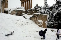 الثلوج تشل الحياة في الأردن... والجيش يتدخل