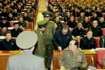 صور مهينة تظهر اقتياد عم كيم جونغ أون مخفورًا