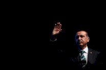 التحقيق في الفساد التركي يوقع حلفاء أردوغان الكبار