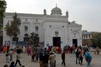 المسيحيون في باكستان يحتفلون بعيد الميلاد بحزن