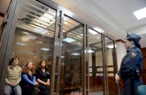 إطلاق سراح شابتين في فرقة بوسي رايوت