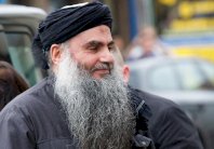 أبوقتادة ينفي مجددًا تهم الإرهاب ويتهم القاضي بأنه غير نزيه