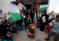 اسير فلسطيني يعود لمدينته التي غادرها صبيا بعد 21 عاما في السجن