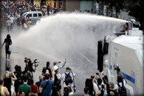 الشرطة تفرق مئات من المتظاهرين المعارضين لأردوغان في إسطنبول