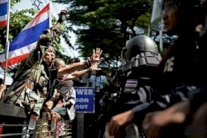 الشرطة التايلاندية تطلق الغاز لتفريق متظاهرين مناهضين للحكومة