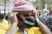 لتفادي آثار السارين وأخواته: قناع قماشي بالماء والصابون وغرفة عازلة