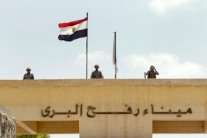 عشرات الطلاب الفلسطينيين يتظاهرون امام معبر رفح احتجاجا على إغلاقه