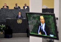 مصافحة تاريخية بين هولاند وروحاني 