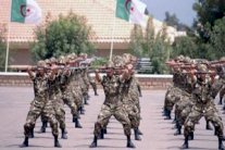 الجيش الجزائري يجدد ولاءه لبوتفليقة ويؤكد احترامه للدستور