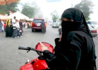 شيخ سعودي: قيادة المرأة السيارة ضارة بمبيضيها وحوضها