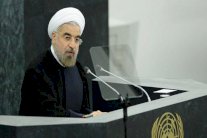 معارض يرمي روحاني بحذاء في مطار طهران