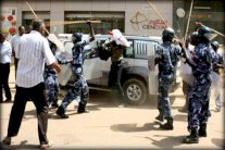 وزير الداخلية السوداني: صور قتلى التظاهرات مزورة 