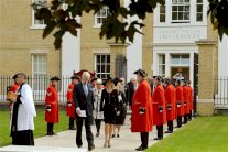 تاتشر بجوار زوجها ومعارضون يديرون ظهورهم للنعش