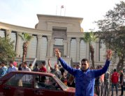 محكمة مصرية تقضي بحبس سبعة نشطاء معارضين لمبارك سنتيبن