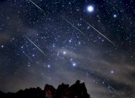 عشرات الشهب تنير سماء السعودية قبيل فجر يوم غد 