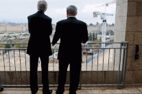 المكوك كيري يعرض اتفاقًا إطاريًا للحل النهائي 