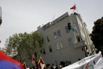 الصين تحث الولايات المتحدة على حماية بعثاتها بعد إحراق قنصليتها