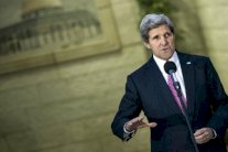 كيري يضغط على عباس للقبول ب