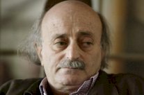 أمل لبنان بحكومة جامعة معلق على نجاح مساعي جنبلاط