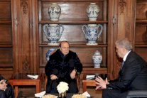 نقل بوتفليقة لفرنسا مجددًا يثير تساؤلات حول حقيقة وضعه