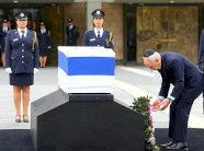 الإسرائيليون يلقون نظرة الوداع على شارون في الكنيست