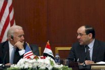 بايدن يحث المالكي على الحوار مع العشائر السنية