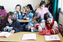 بريطانيا توفر كتباً لـ 300 ألف طفل لبناني وسوري