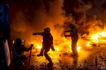 الشرطة الاوكرانية تبعد المتظاهرين عن وسط كييف وسقوط قتلى