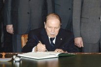 الجزائر تسير نحو الاستحقاق الرئاسي على رمال متحركة 