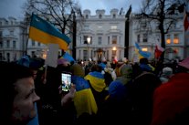 المعارضة الأوكرانية مصممة على مواصلة الاحتجاج والآلاف يشيعون متظاهرًا
