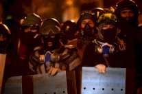 فضيحة مدوية للشرطة الأوكرانية: تعرية محتج تحت الثلج وتصويره