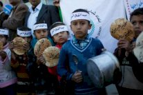  وفاة 63 شخصا بسبب الجوع ونقص المواد الطبية في مخيم اليرموك في دمشق