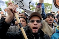 اسلاميون متشددون يتظاهرون ضد دستور تونس الجديد 