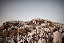 الحجاج يرمون جمرة العقبة في منى