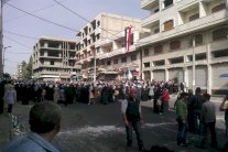 تظاهرة في حمص بعد مقتل 47 طفلا في تفجيرين