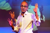 رئيس مايكروسوفت: على المرأة ألا تطلب زيادة في راتبها!