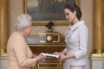 أنجلينا جولي قائدة في الإمبراطورية البريطانية 