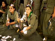 امرأة تقود المقاتلين الاكراد في كوباني السورية