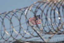 البيت الابيض يؤكد رغبته في العمل مع الكونغرس لاغلاق غوانتانامو