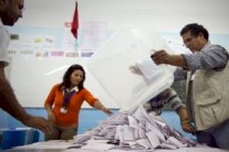 معارضو الإسلاميين يخوضون انتخابات تونس مشتتي الصفوف