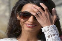 أمل كلوني تدافع عن أحد صحافيي الجزيرة في مصر 