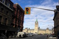 هجوم على البرلمان الكندي ورئيس الوزراء يخرج سالما