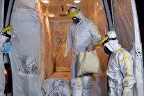 عجز مالي بوجه إيبولا... وأوباما غاضب!