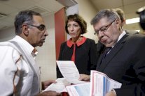 باريس تعزز إجراءاتها للوقاية من إيبولا وتعد بمساعدة الدول الأفريقية 